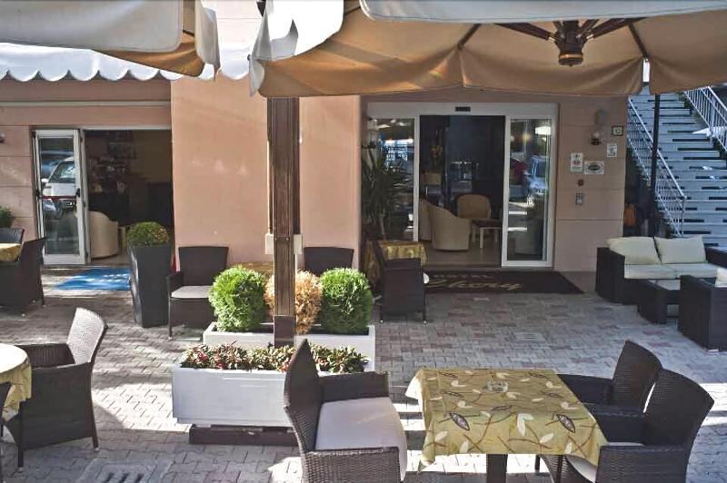 Hotel Chery Милано Мартима Екстериор снимка