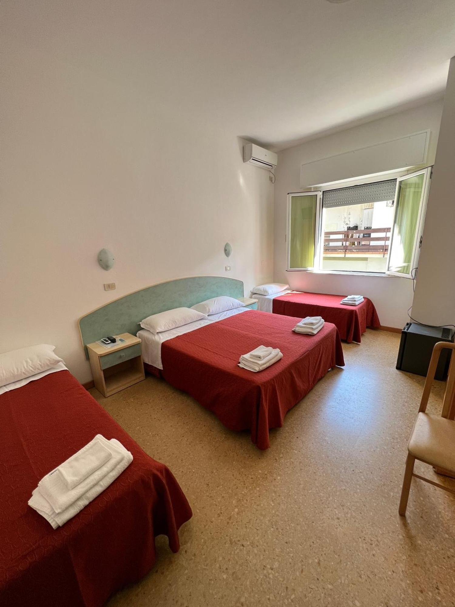 Hotel Chery Милано Мартима Екстериор снимка