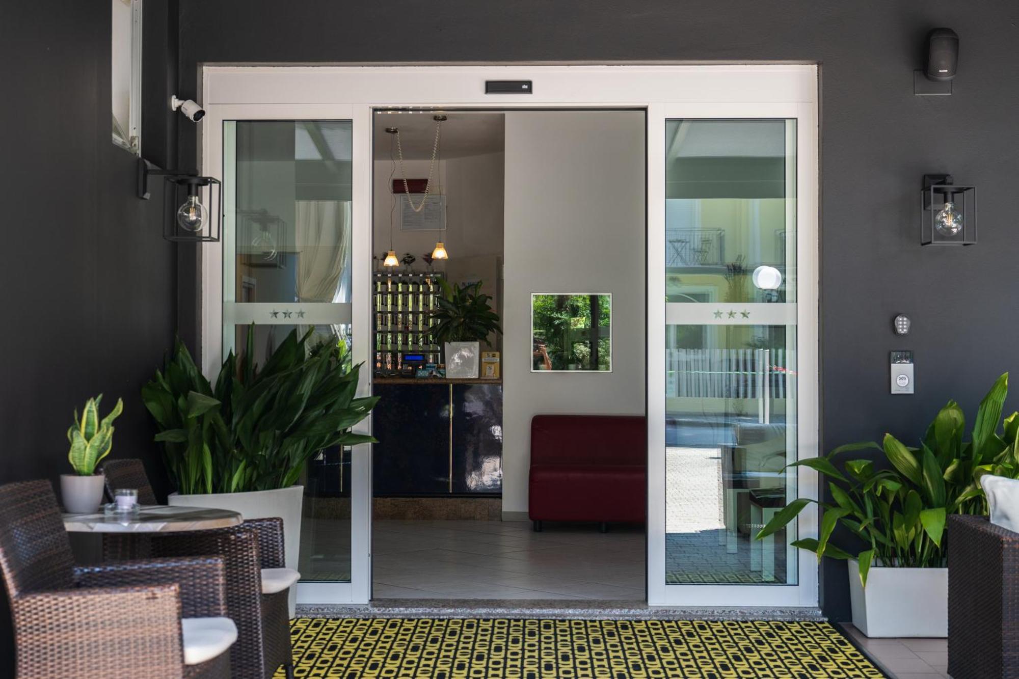 Hotel Chery Милано Мартима Екстериор снимка